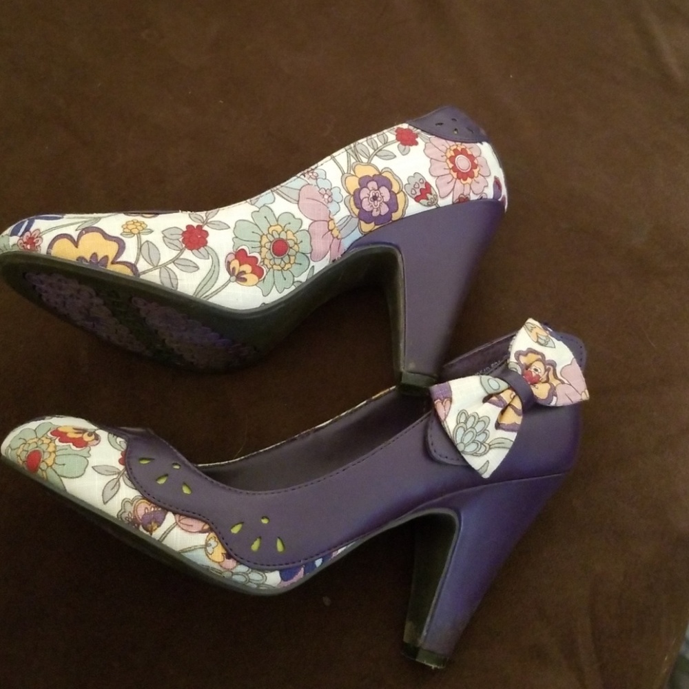 Unique multicolored heels with ADORABLE BOW